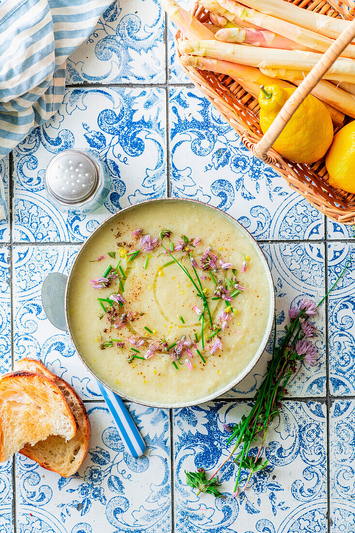 Weiße Spargelcremesuppe mit Schnittlauchblüten