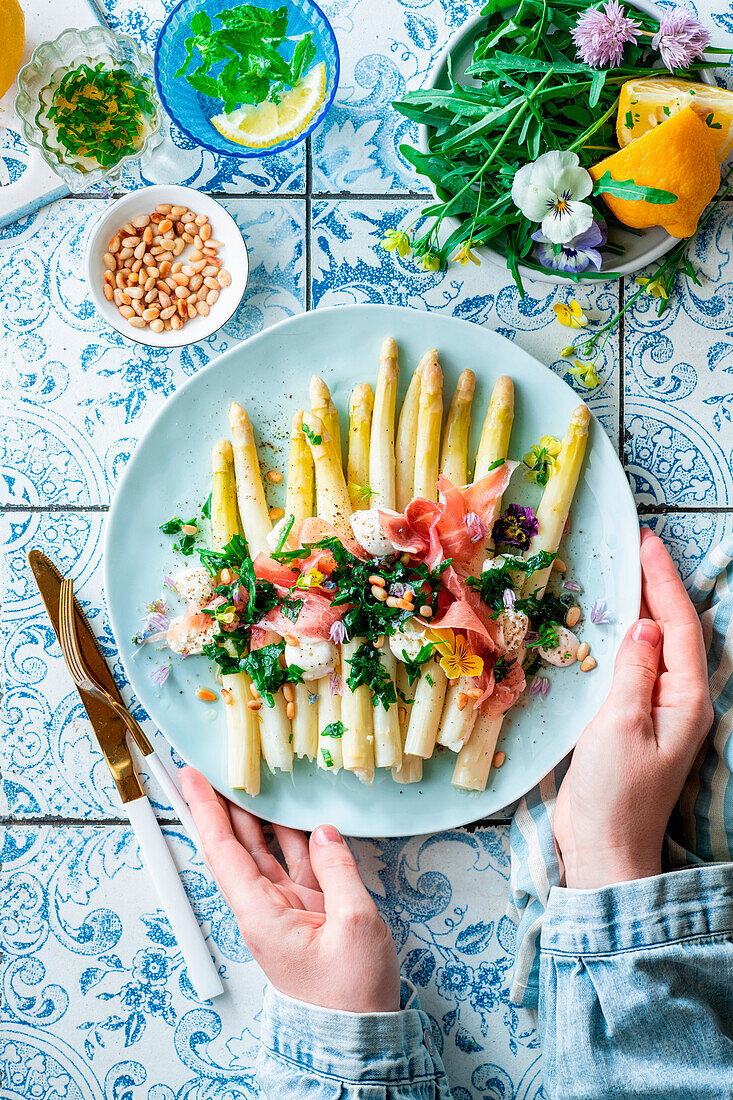 Weißer Spargel mit Rucola-Vinaigrette und Prosciutto