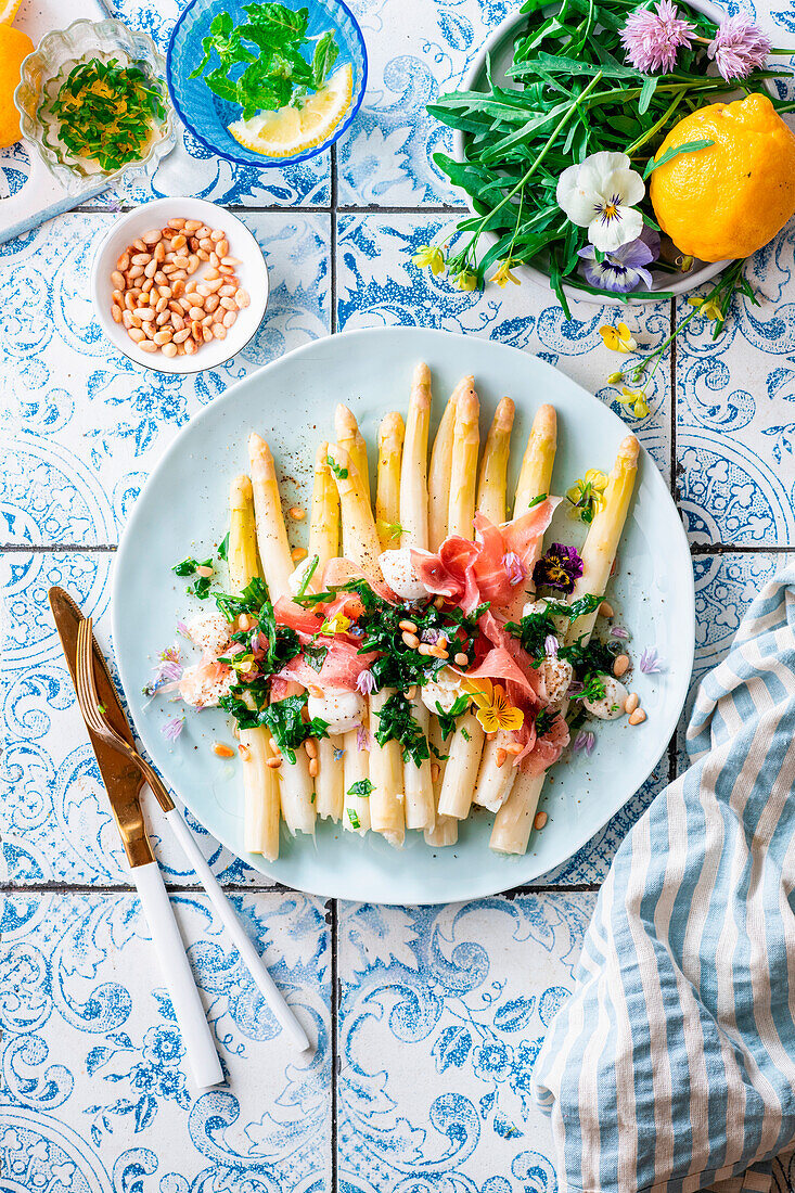 Weißer Spargel mit Rucola-Vinaigrette und Prosciutto