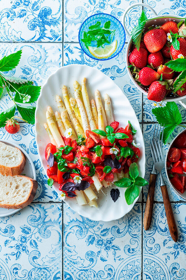 Weißer Spargel mit Erdbeer-Basilikum-Salat