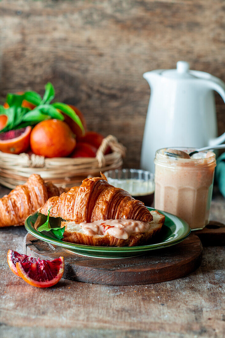 Croissant mit Blutorangen-Curd