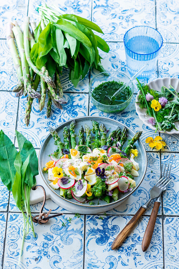 Asparagus with wild garlic and boiled eggs