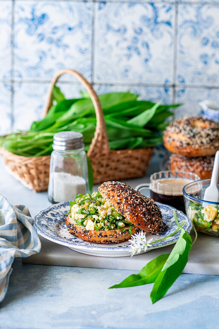 Bagels mit Eiern, Bärlauch, Gurken und Radieschen