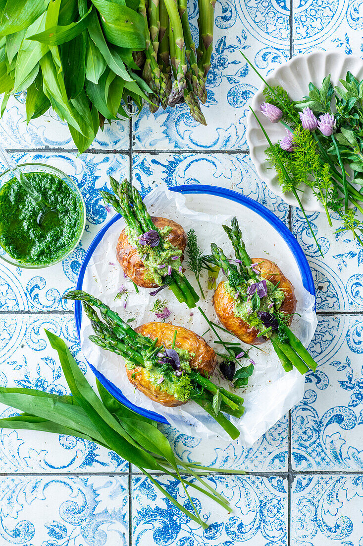 Gefüllte Ofenkartoffeln mit Bärlauch und Spargel