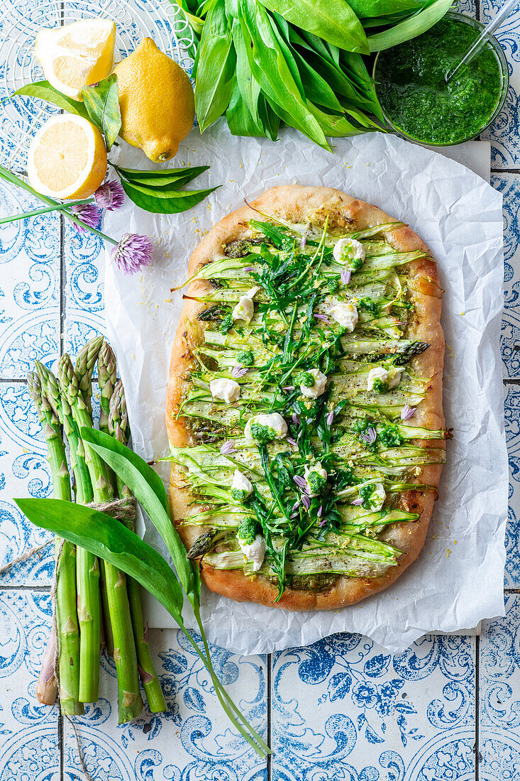 Pizza mit Bärlauch und Spargel