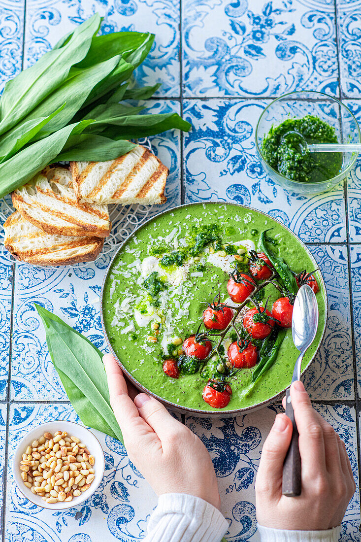 Wild garlic cream soup with tomatoes