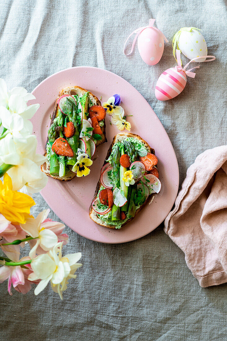 Spargel-Erdbeer-Crostini