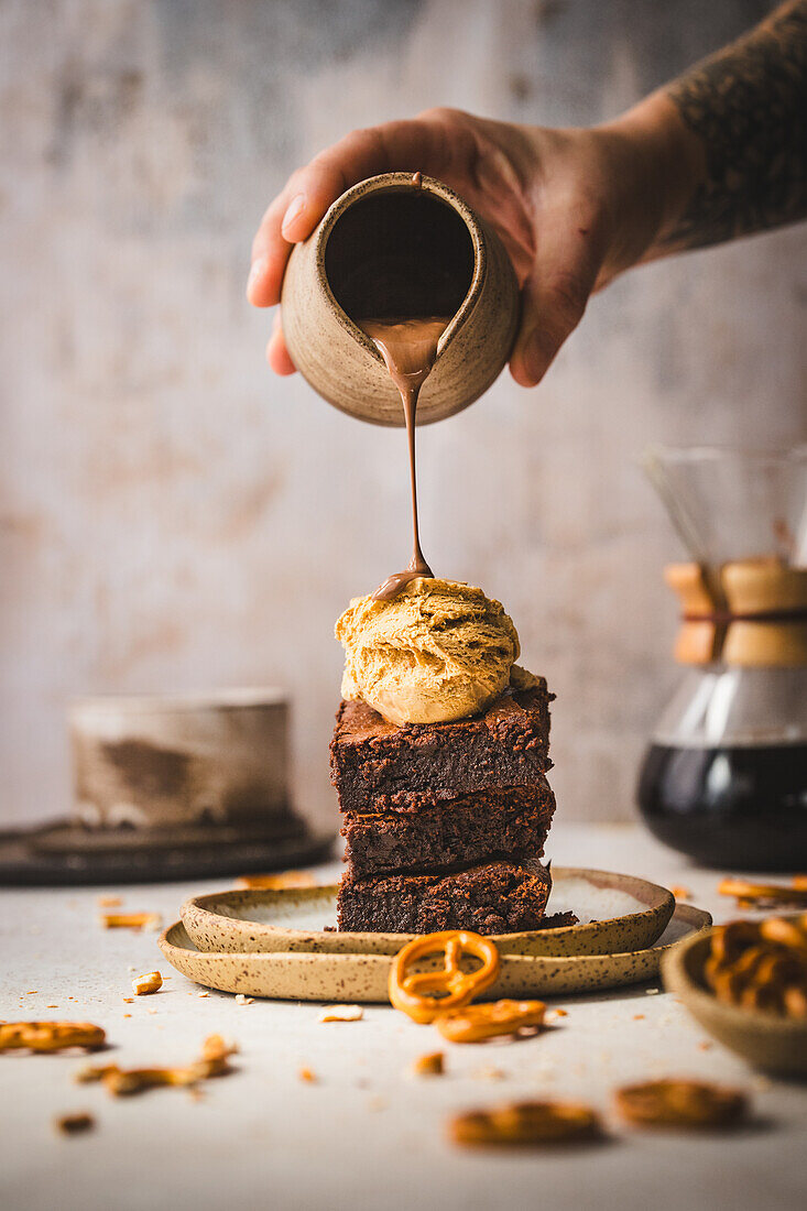 Brownies mit Salzbrezeln und Eiscreme