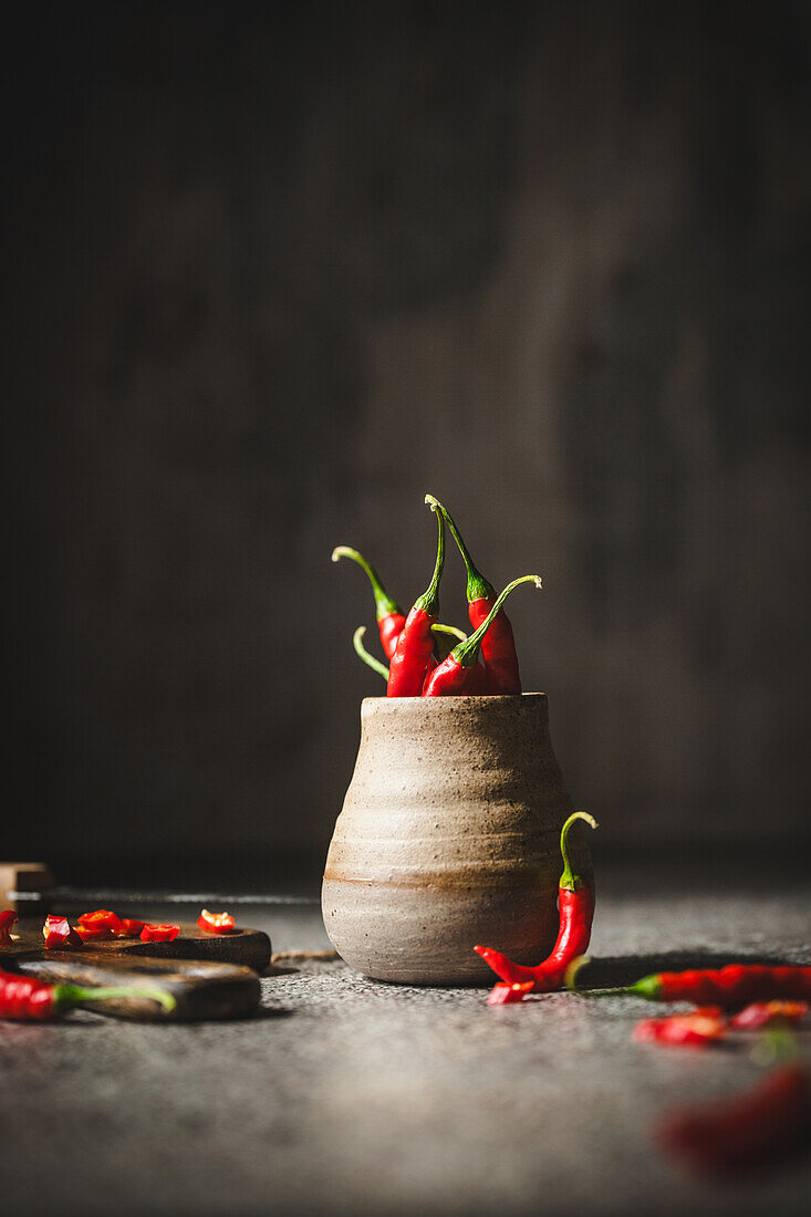 Rote Chilischoten in rustikalem Keramiktopf