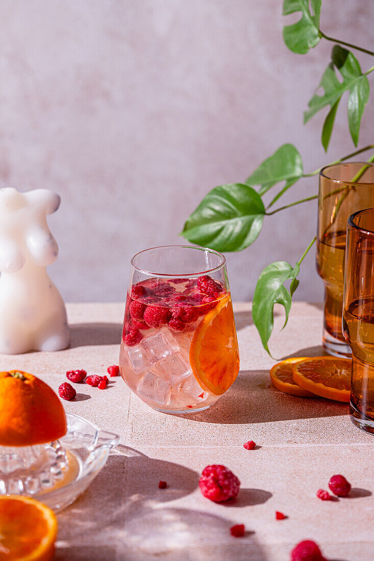 Sommercocktail mit Himbeeren und Orange