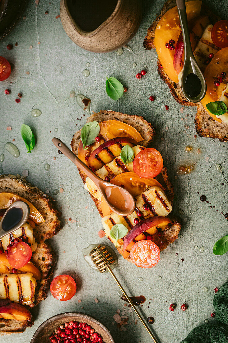 Röstbrot mit gegrilltem Halloumi, Tomate und Pfirsich