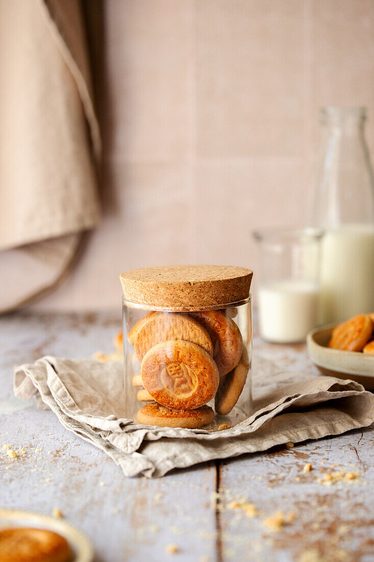 Butterkekse im Glas, Milch wird eingeschenkt