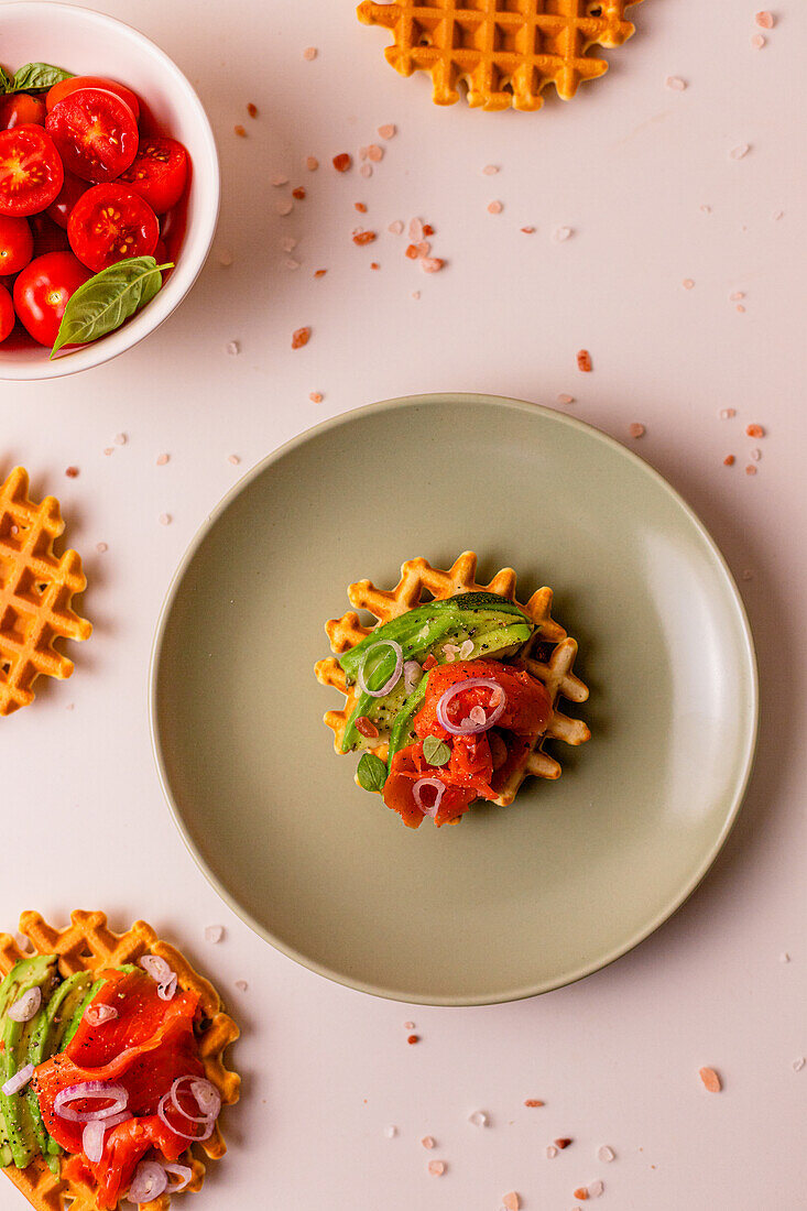 Avocado-Waffeln mit Räucherlachs und Lauchzwiebeln