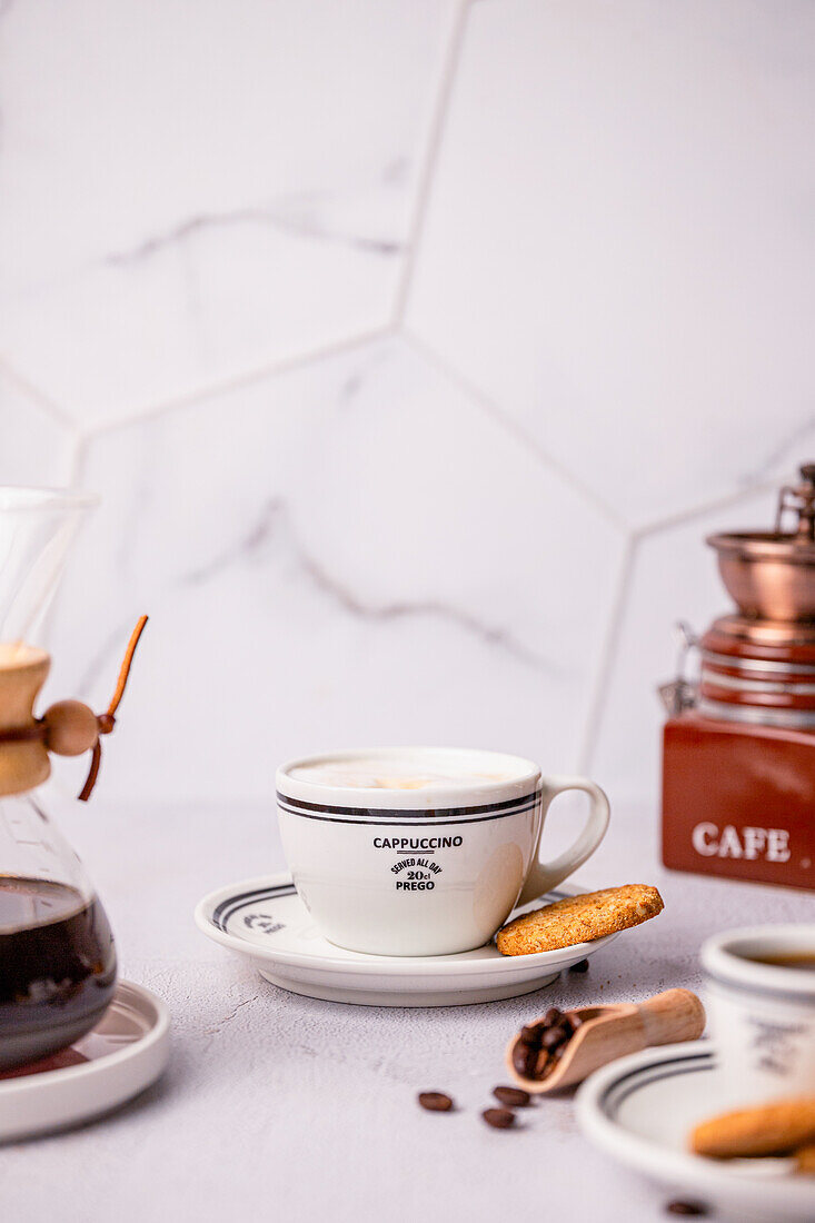 Cappuccino mit Keks und Kaffeebohnen