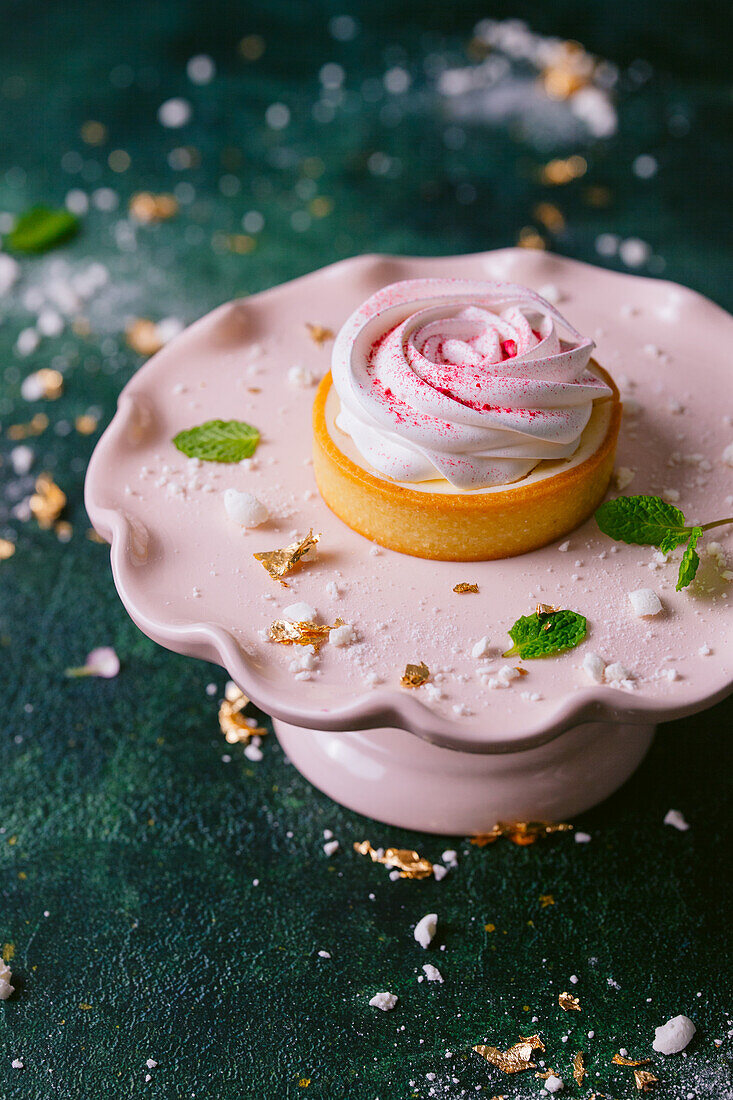 Mini meringue tartlets