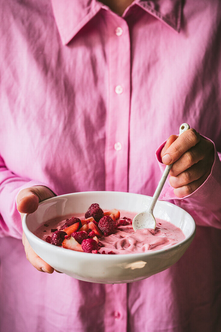 Quark mit Erdbeeren und Himbeeren