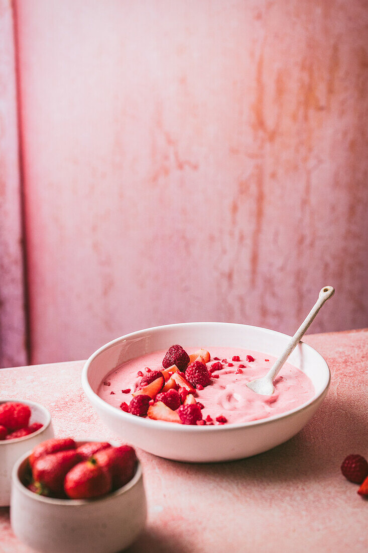 Quark mit Erdbeeren und Himbeeren