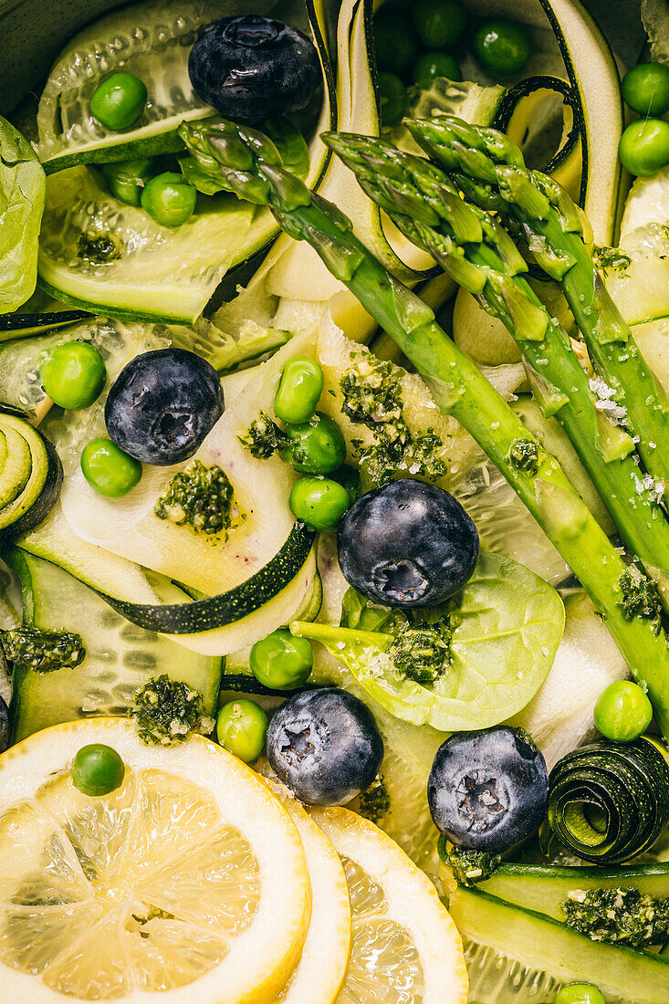 Salat mit Zucchini, Spargel, Gurke, Erbsen und Blaubeeren