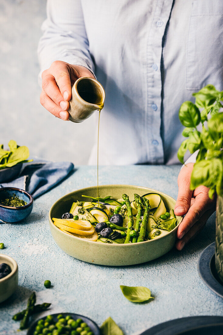 Salat mit Zucchini, Spargel, Gurke, Erbsen und Blaubeeren