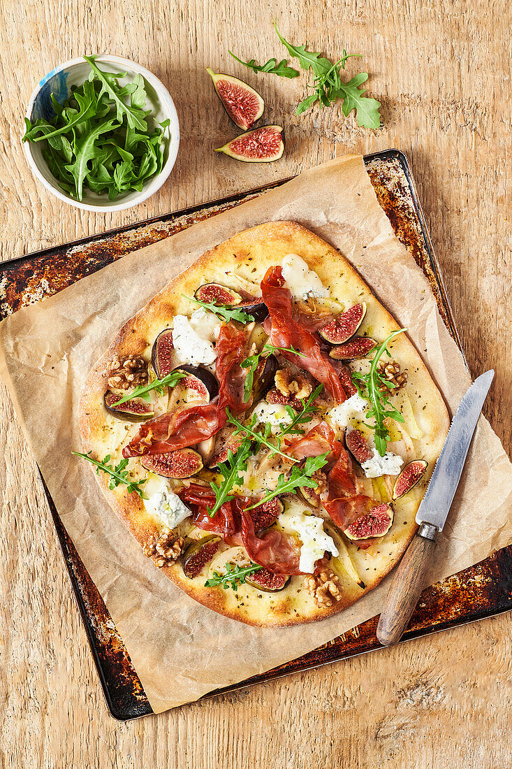 Parma pizza with pear, figs and gorgonzola