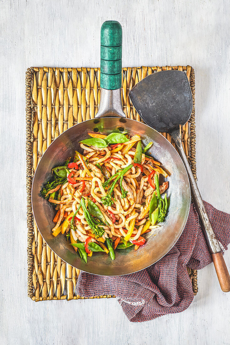 Schweinefleisch-Nudel-Wok mit Gemüse