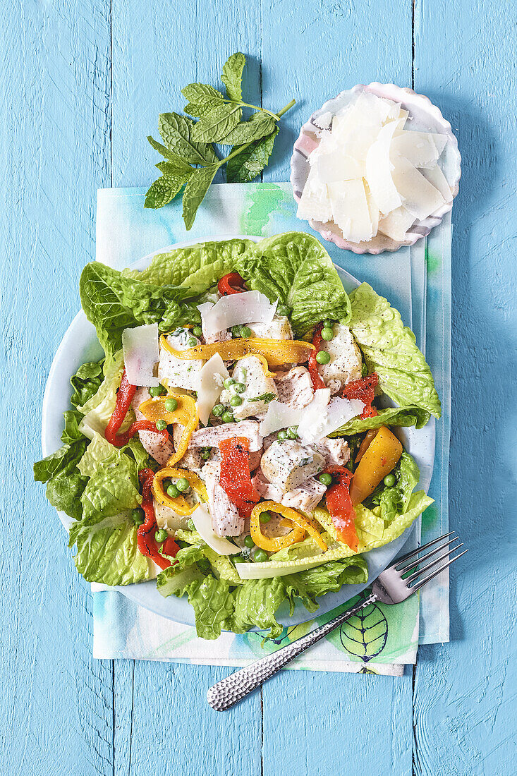 Kartoffelsalat mit Paprika, Erbsen und Parmesan