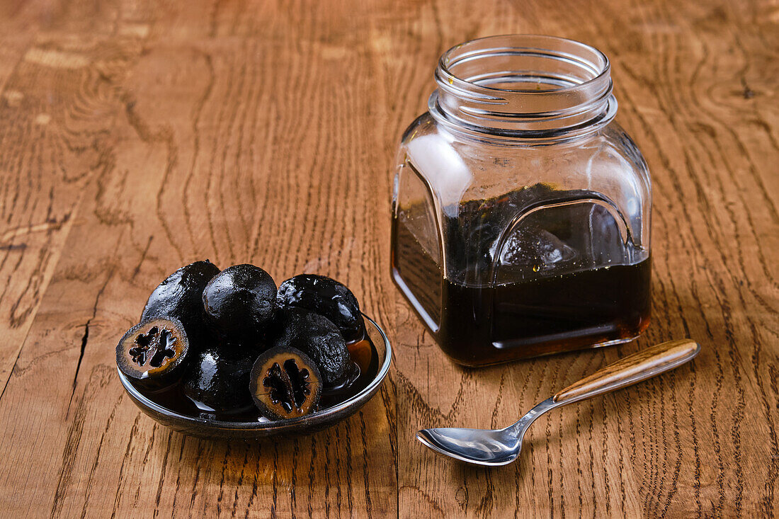 Eingelegte schwarze Walnüsse in Sirup