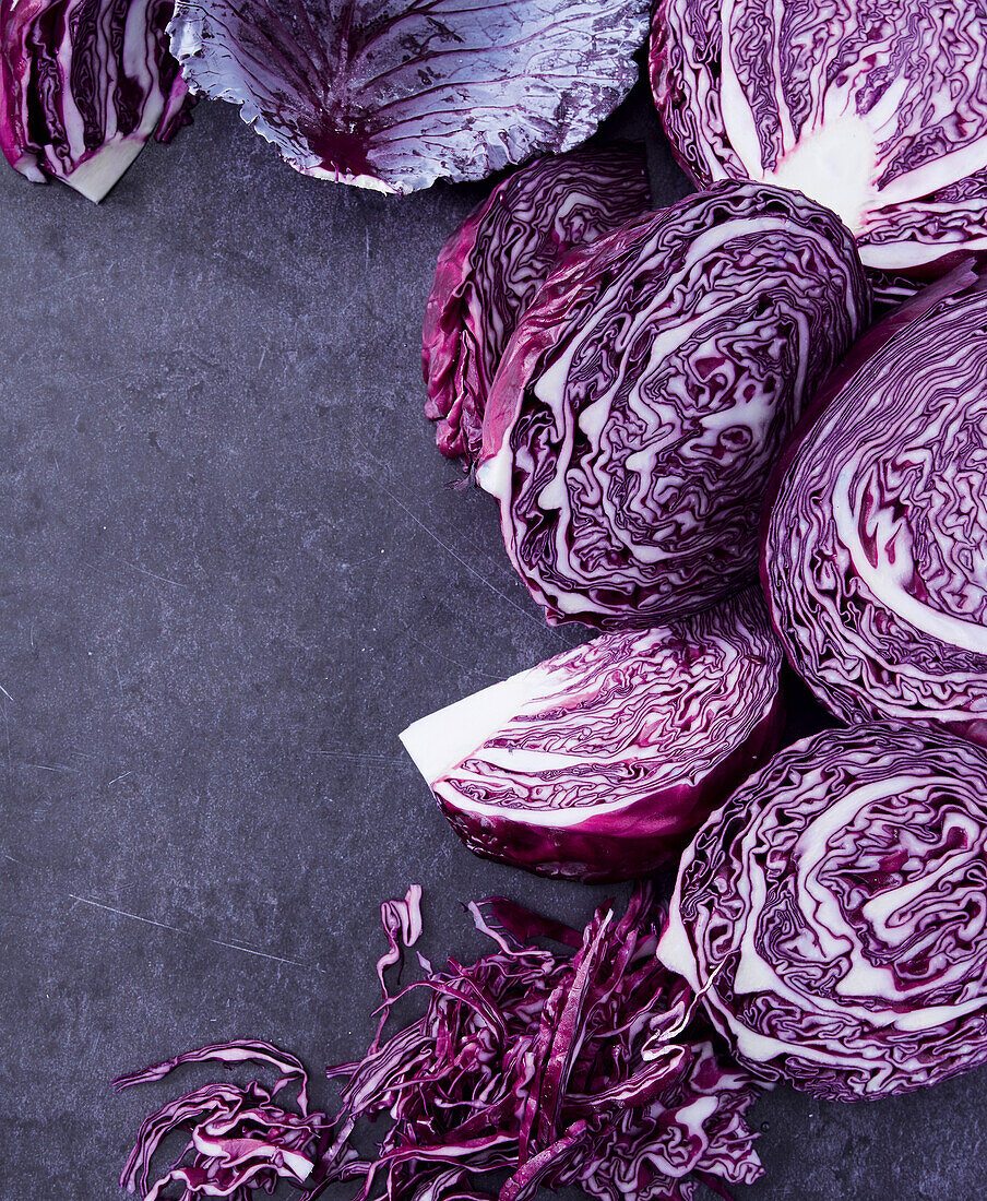 Ganzer und geschnittener Rotkohl