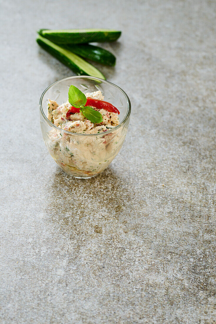 Mediterraner Dip mit getrockneten Tomaten und Gurkensticks