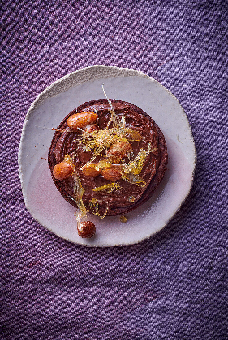 Chocolate praline tartlets with caramel and almonds