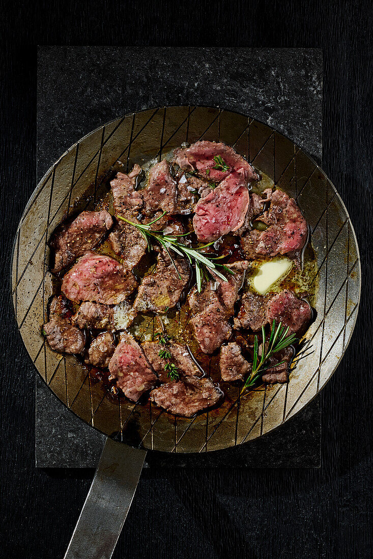 Asia Steak-Flakes mit Rosmarin und Thymian, in Butter gebraten