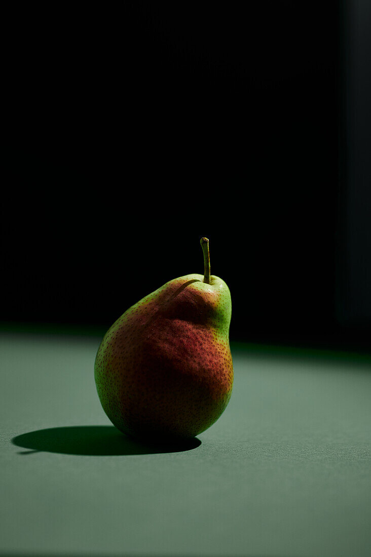 Birne auf grünem Hintergrund, Schatten