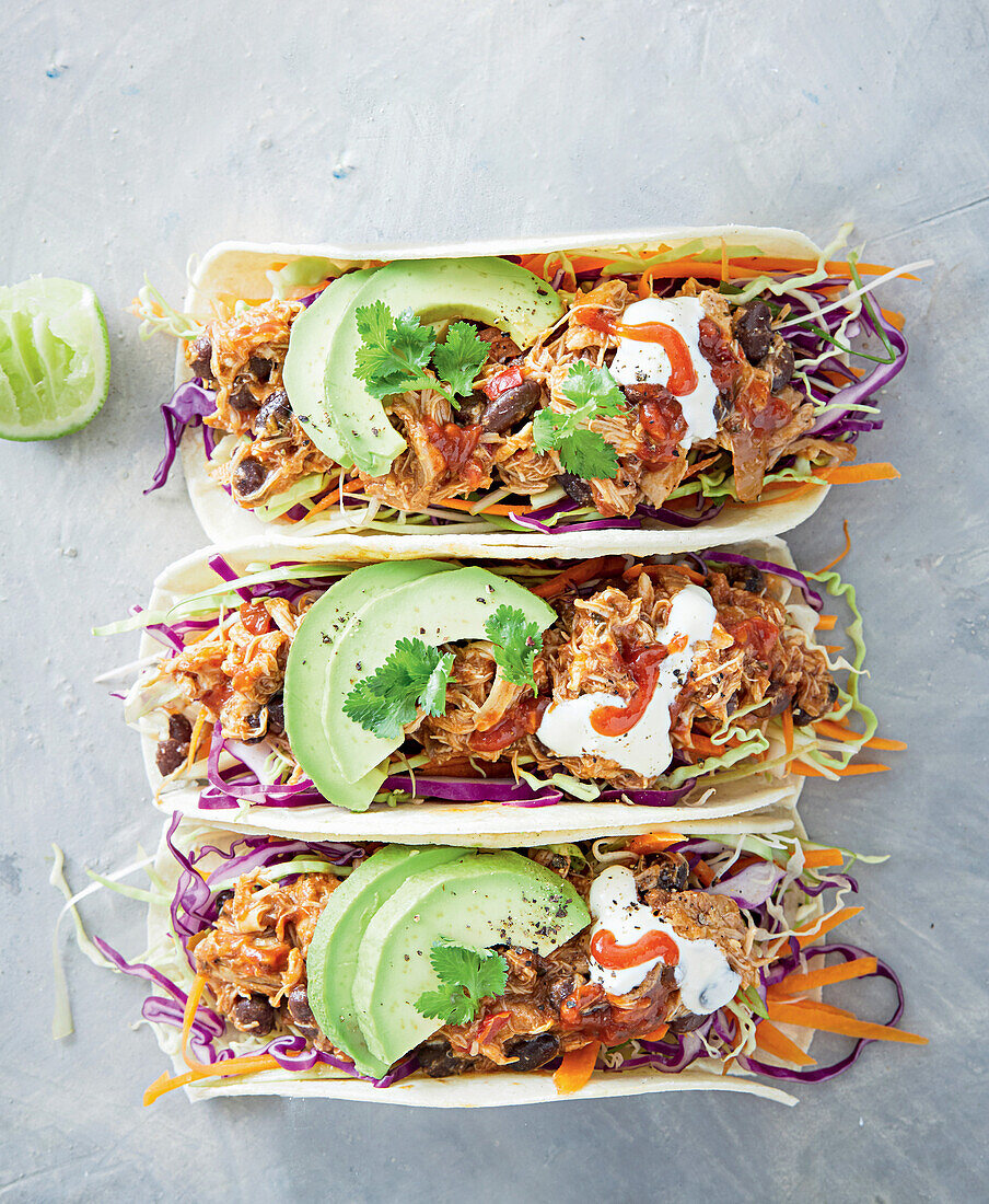 Tacos gefüllt mit Hühnchen, Avocado und Gemüse