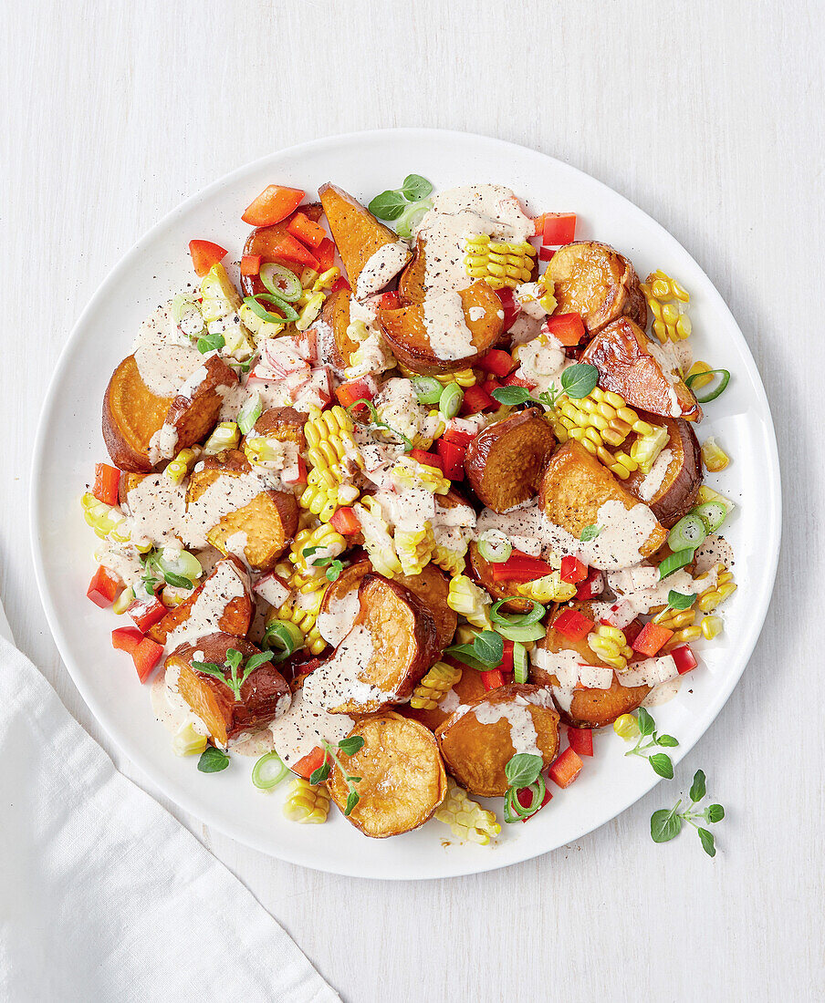 Gerösteter Süßkartoffelsalat mit Mais und Paprika