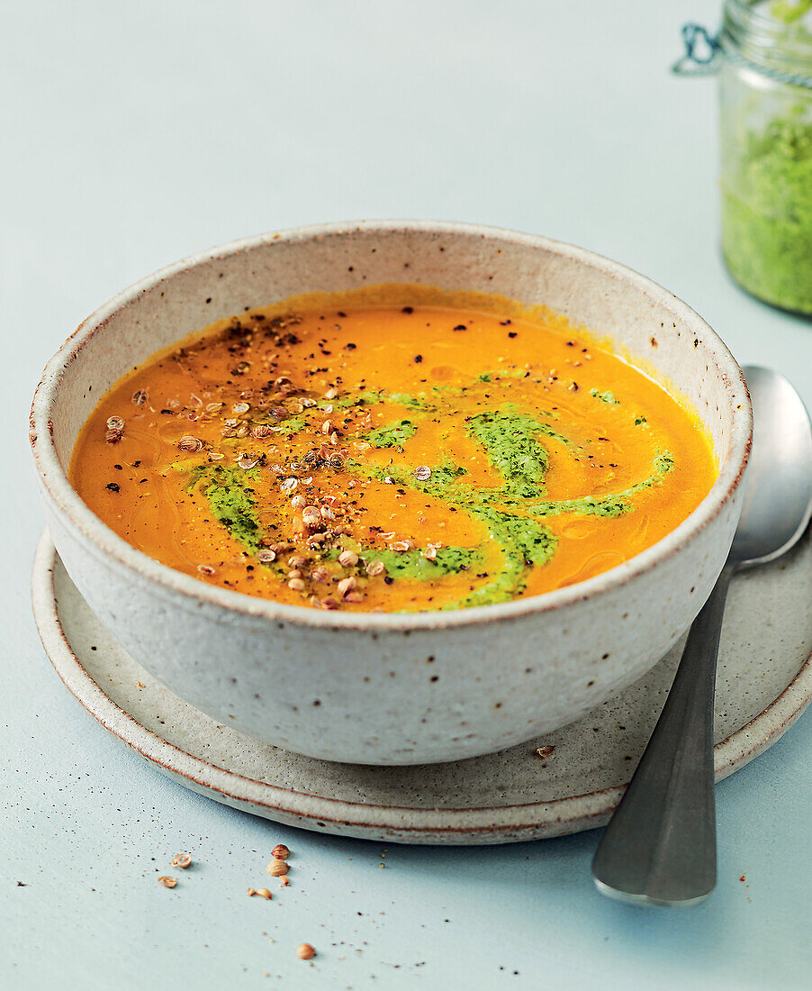 Geröstete Möhrensuppe mit Koriander-Pesto