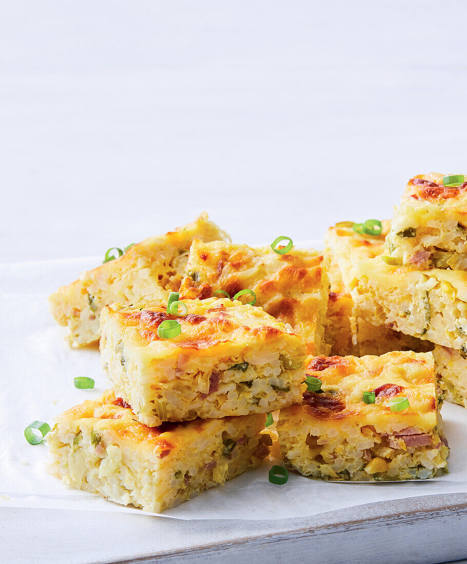 Pikanter Reis-Mais-Kuchen mit Frühlingszwiebeln