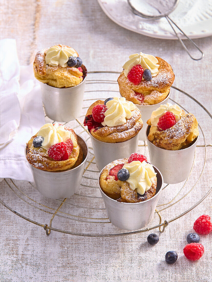 Einfache Tassenkuchen mit Sahne und Früchten