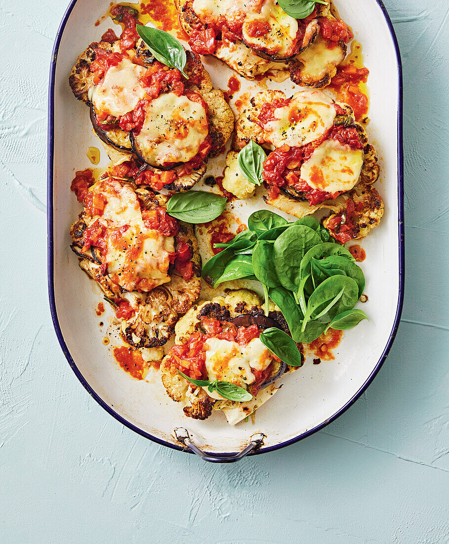 Blumenkohl 'Parmigiana' mit Spinatsalat