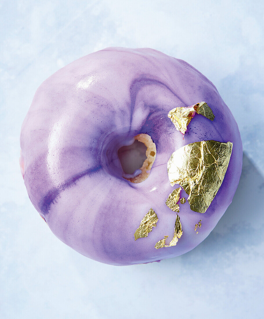 Lila Mirror Glaze Donut mit essbarem Blattgold