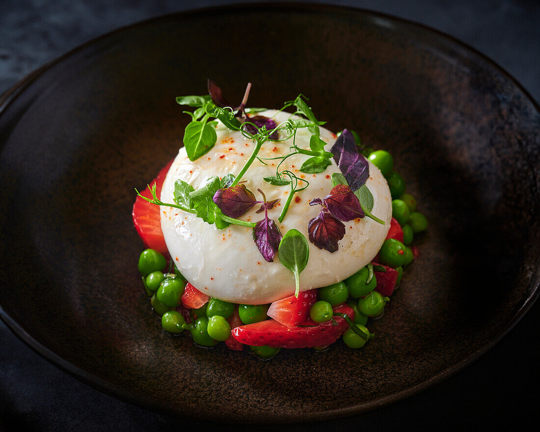 Burrata mit Erbsen, Erdbeeren und Microgreens