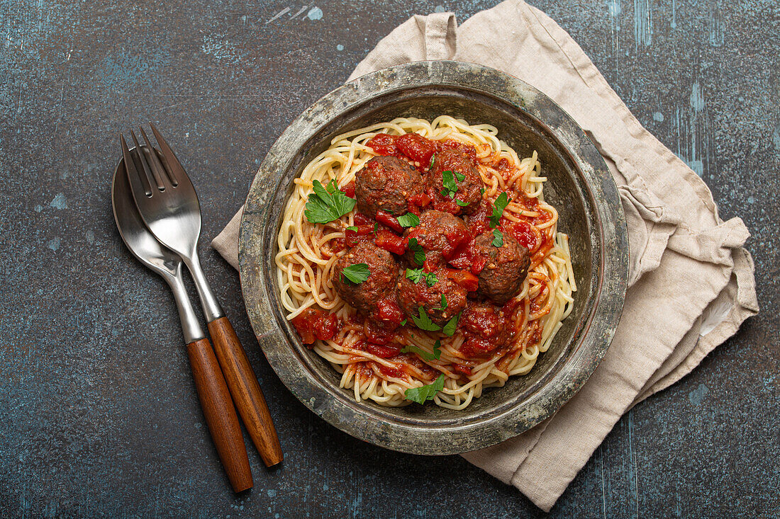 Spaghetti mit Fleischbällchen und Tomatensauce