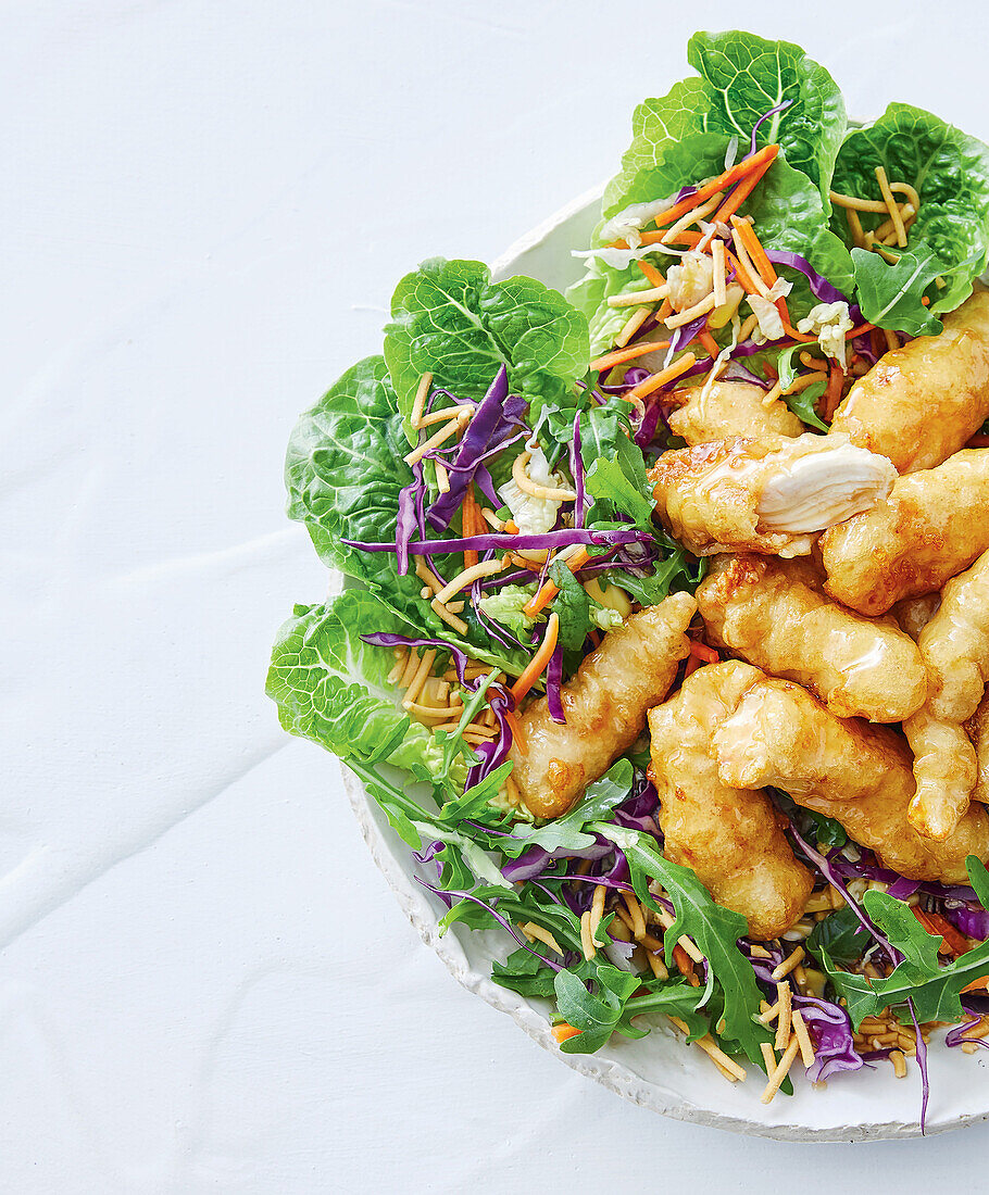 Salat mit Zitronenhähnchen und Gemüse