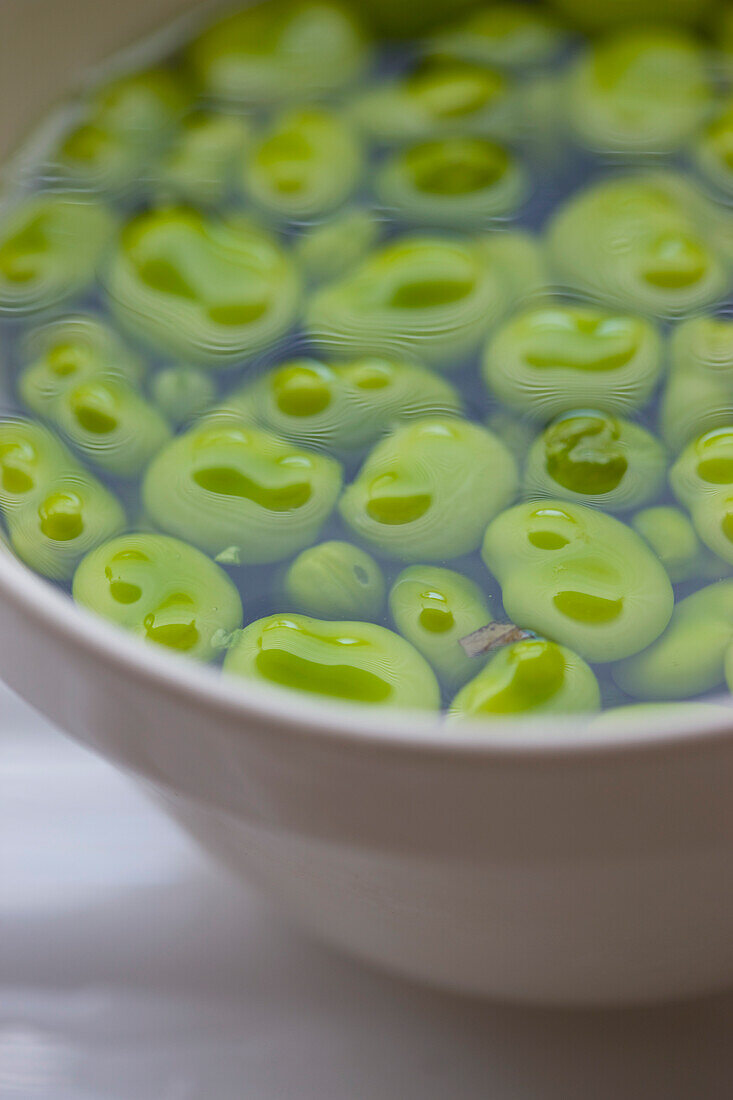 Puffbohnen in einer Schüssel voller Wasser