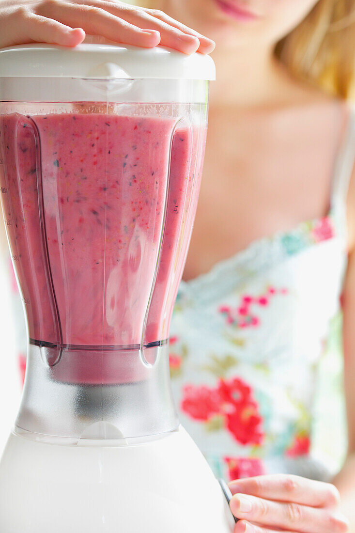 Frau macht Milchshake, Ausschnitt