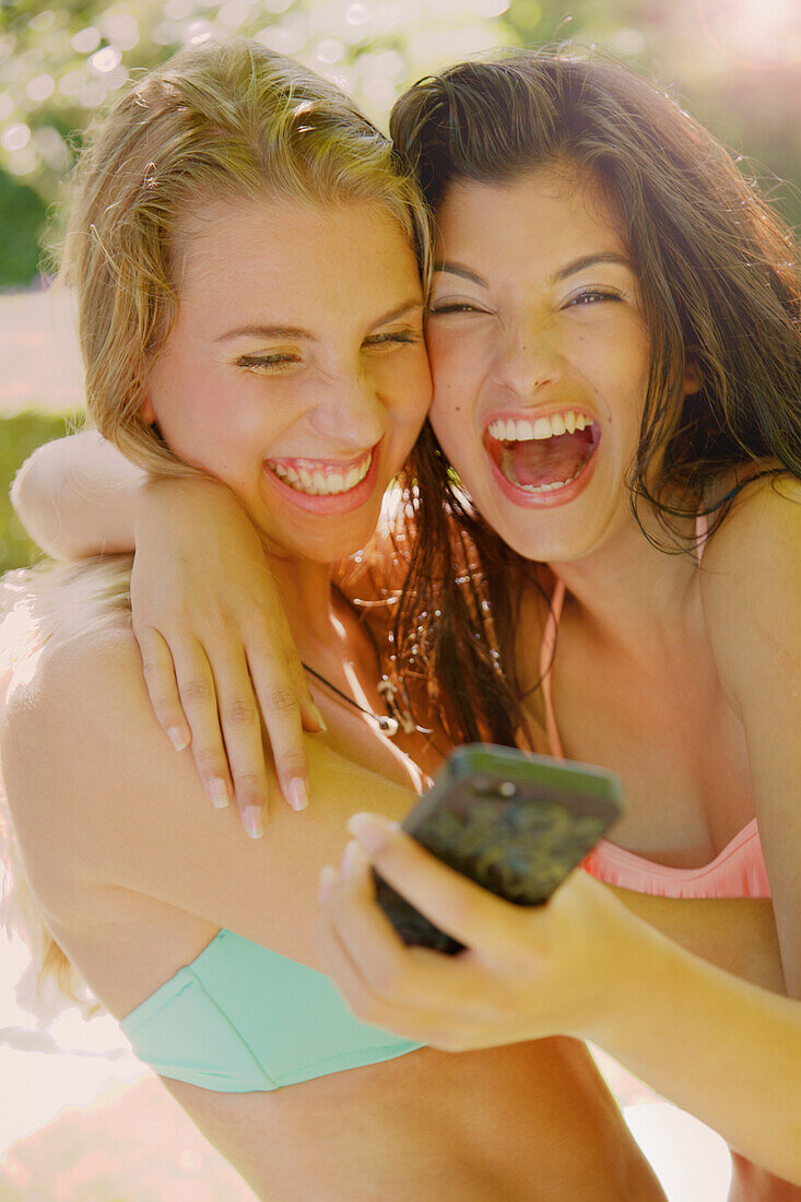 Zwei junge Frauen, die lachend ein Selfie machen