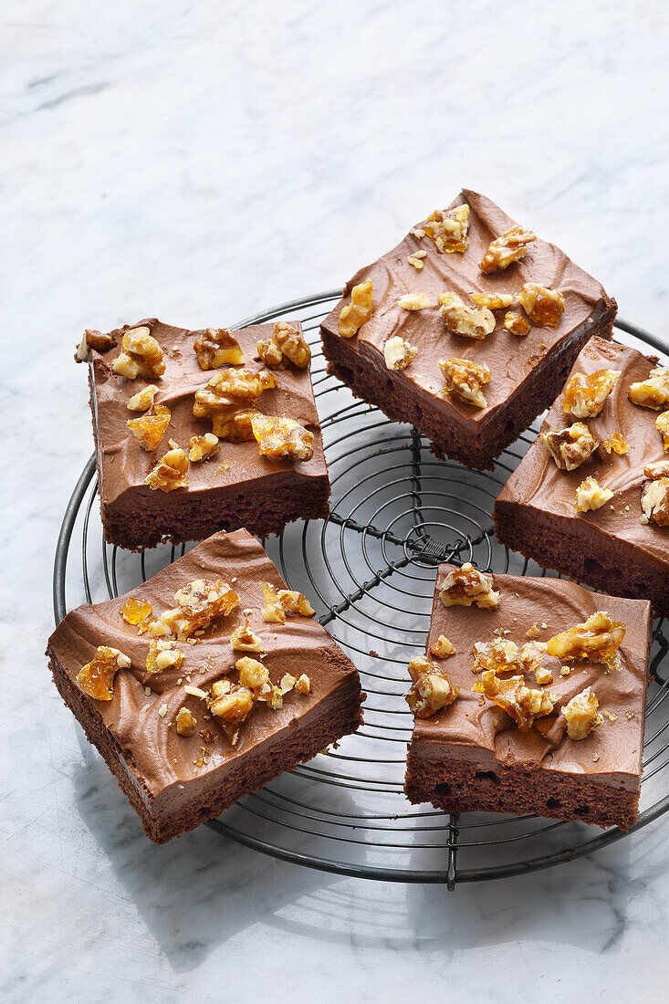 Mousse au chocolate tray bake cake