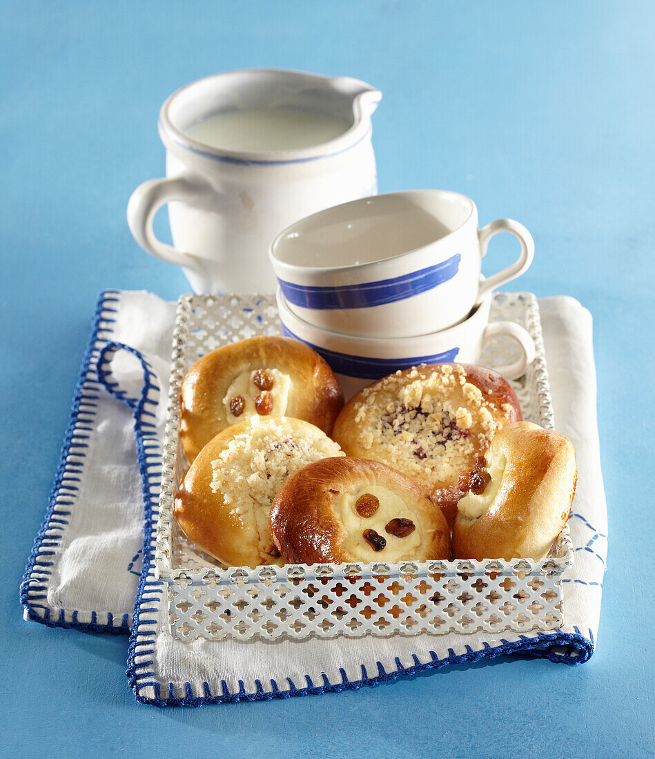 Grandma's small quark cakes with two fillings