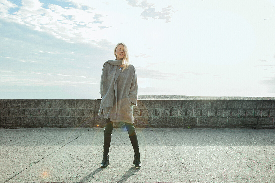 Junge Frau auf der Strandpromenade im Winter