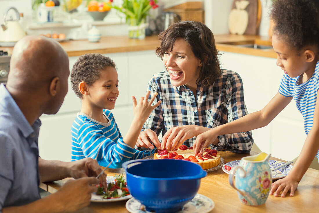 Glückliche Familie am Küchentisch