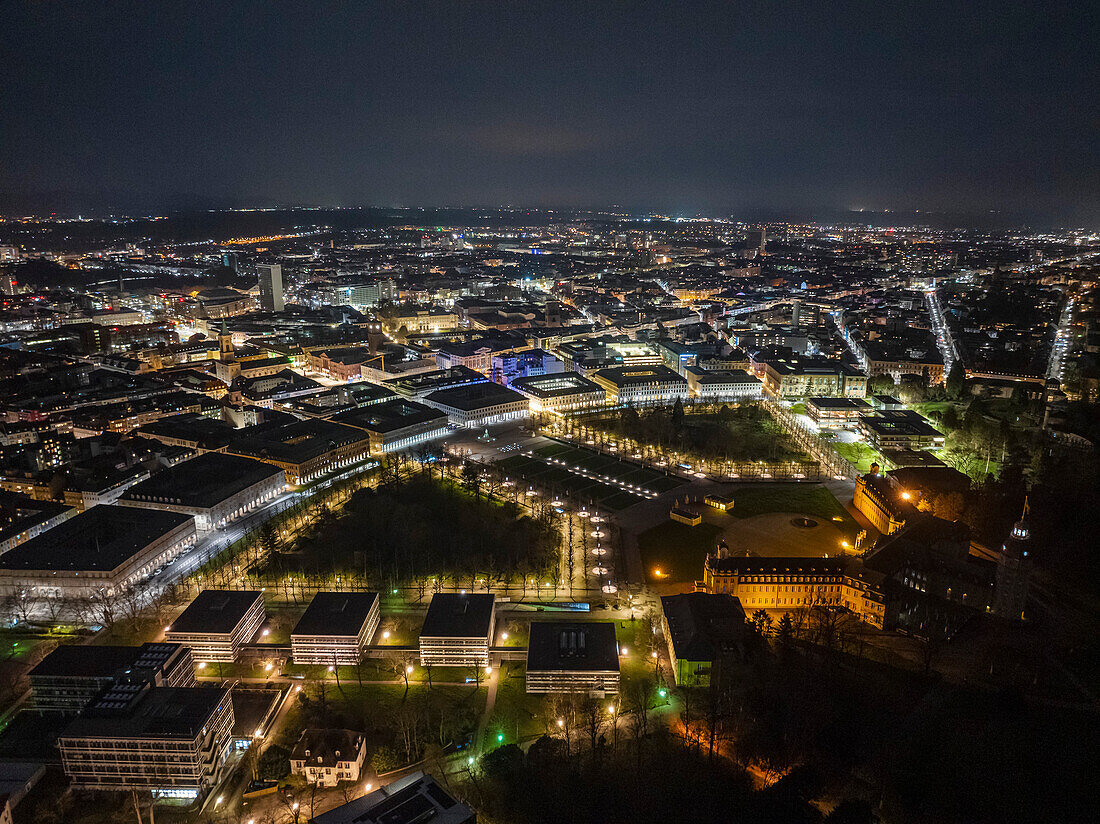 Stadtansicht des Bundesverfassungsgerichts und des beleuchteten Schlossplatzes bei Nacht, Karlsruhe